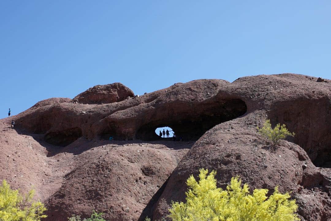 ヨシオクボさんのインスタグラム写真 - (ヨシオクボInstagram)「The Hole-in-the-Rock is one Phoenix's many landmarks」5月4日 8時28分 - yoshiokubo