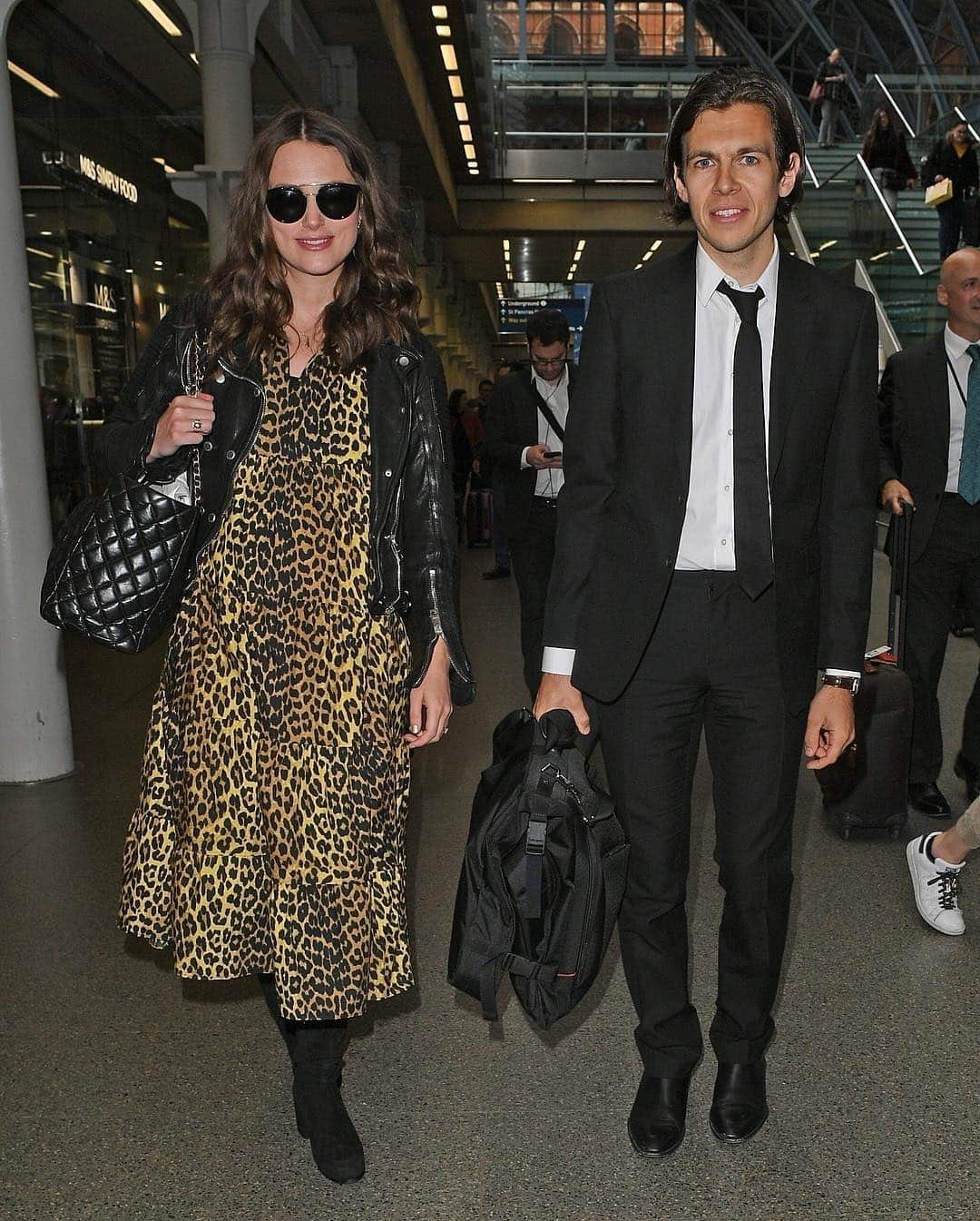 Just Jaredさんのインスタグラム写真 - (Just JaredInstagram)「Newly expectant couple Keira Knightley and James Righton step out for a @chanelofficial in Paris. They were later seen catching a train to London! #KeiraKnightley #JamesRighton #Chanel Photos: Getty, Backgrid」5月4日 7時26分 - justjared
