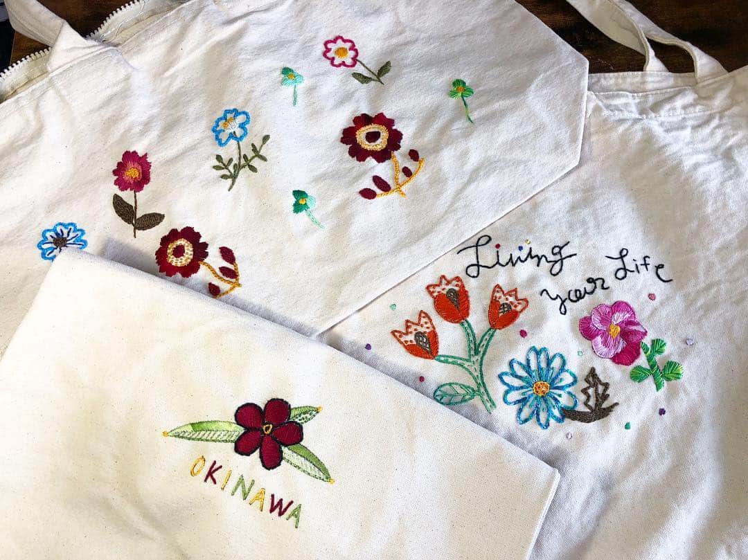 original brand 【ilu098】さんのインスタグラム写真 - (original brand 【ilu098】Instagram)「New Hand embroidery BAG. それぞれのバッグへオンリーワンの花たちが色鮮やかに咲き誇りました♫本日より沖縄店で発売開始です。 ※沖縄店限定商品 #ilu098 #手刺繍 #おきなわ」5月4日 7時27分 - ilu098