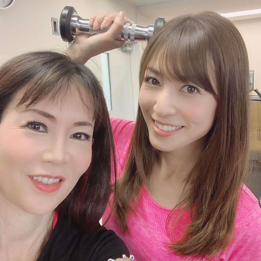 高沢奈苗さんのインスタグラム写真 - (高沢奈苗Instagram)「. パーソナルトレーニング2回目🏋️‍♂️ . @coromoca0412 先生に、辛いのは嫌だ！とワガママ言いながらハード過ぎない程よいレベルのトレーニング😝 . 背筋、肩甲骨周り、下半身を中心に！ . 眠っていた筋肉が少しずつ目覚めてきたような🙄 . . 早く先生と同じ重さのトレーニングができるよう頑張ります😛💪 . . 昨日は先生の旦那様 @coro_moca さんも隣でトレーニング🏋️‍♂️✨ . ご夫婦で健康美✨素敵😍💪 . . . #パーソナルトレーニング #ジム #目指せ美魔女 #目指せ飛距離アップ #筋トレ #トレーニング女子 #fitness」5月4日 7時30分 - nanaetakasawa