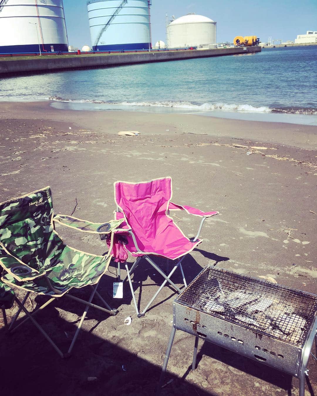 michi さんのインスタグラム写真 - (michi Instagram)「令和初バーベキューは海で。北海道民の定番。でも風強くて寒かった。。ゴールデンウィーク後半、皆さま、残りの休日もゆるゆるとお過ごしください。お仕事の方も頑張ってください！ 【ライブ情報！】 ヤスミンライブ2019　デビュー14周年記念 「michi’s lounge〜令和とともに14周年〜」 デビュー14周年を記念して、ヤスミンワンマンライブの開催が大決定！！ 日時：2019年6月30日（日） 場所：川口SHOCK ON 開場時間：18時00～ 開演時間：18時30～ 前売：3500円 当日：4000円  出演：michi(vo)、久次米 真吾(Gt)他 ※チケット予約時の注意事項※ ・ご予約は、ヤスミンHP内 Contact よりお申し込み下さい。 ・全席自由席となります。入場順にお好きなお席へご案内いたします。 ・必要事項をご記入の上、SUBJECTは「チケット予約」を選択して下さい。また、お手数ですが「MESSEAGE」内にはご予約人数をご記入下さい。 ・定員に達し次第、予約受付終了とさせて頂きます。 ・キャンセルの場合は公演の２日前までに再度、Contact ページよりご連絡をお願い致します。 ・メール未着防止のため、パソコンからのメールのご予約をお勧めいたします。 ・ご予約メール送信後、 2日を経過しても返信がない場合、 メールのセキュリティ設定をご確認のうえ、お手数でも再度送信いただきますようお願いいたします。  皆様のご来場、ヤスミン、スタッフ一同、心よりお待ちしております。  #海でバーベキュー #北海道 #道産子あるある #バーベキュー #バーベキュー女子 #ヤスミン #ヤスミンライブ #6月30日 #ワンマンライブ #川口ショックオン」5月4日 7時38分 - michi_jasmine