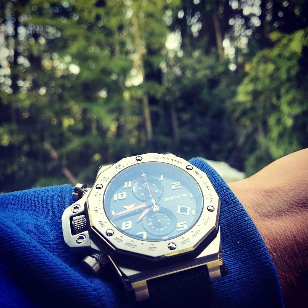 小川裕之さんのインスタグラム写真 - (小川裕之Instagram)「今日はMoto-Rつけて出かけてる！ パーカーの袖にも普通にまきつけられるから、嬉しい。この時計、真面目お気に入り♪  #motor #モトアール #kentex #ケンテックス」5月4日 7時45分 - ogastunt