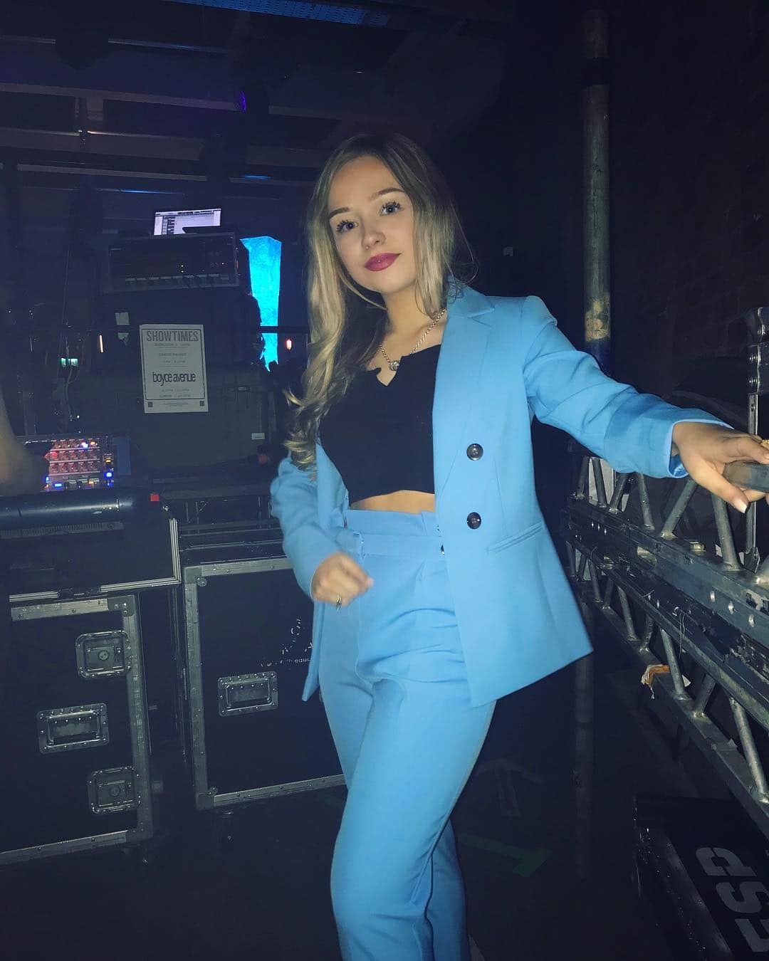 コニー・タルボットのインスタグラム：「1st gig of the tour tonight. It was amazing!  GLASGOW YOU WERE PERFECT💙💙💙」