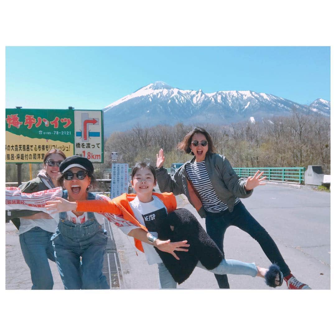のインスタグラム：「友を元気づけるために弾丸サプライズ旅へ。 私のやらかしからスタートして行き当たりばったりな旅でしたが、 沢山笑って沢山食べて楽しかった。 生きていたら楽しいことばかりではないけれど。 辛いことがあるから楽しいことを楽しいって思える。 山あり谷ありだから人生は楽しい。 よね😋 #予定の新幹線に乗り遅れる #変更した新幹線にすら間に合わない事に最寄りの駅のホームで気づく #改札飛び出てタクシー #神タクシーに当たり奇跡的に東京駅着 #新幹線発車まで5分で猛ダッシュ #取った新幹線はこまちなのにはやぶさに飛び乗った #連結部分で足止め #大宮まで立ったまま  #大宮でまたダッシュ #手に持ってたはずのクレジットカードがない #変更したはずの新幹線が発券されてない #発券されてたのは変更前の乗り過ごした新幹線 #車内でクレジットカード止める電話の所要時間30分 #ヘトヘトな私をみて優しい車掌さんが車内で発券してくれた #座れたのは発車1時間後 #喉カラカラ #水分補給したくて自販機探すもない #車内販売もない #1時間半喉の渇きとたたかう #車内販売なくすなら自販機作ってください #珍道中が過ぎる #宿見つからないまま旅スタート #道中宿探し #GW中なのに1泊4千円の宿見つかる #宿見つかってテンション上がって夕日に雄叫び」