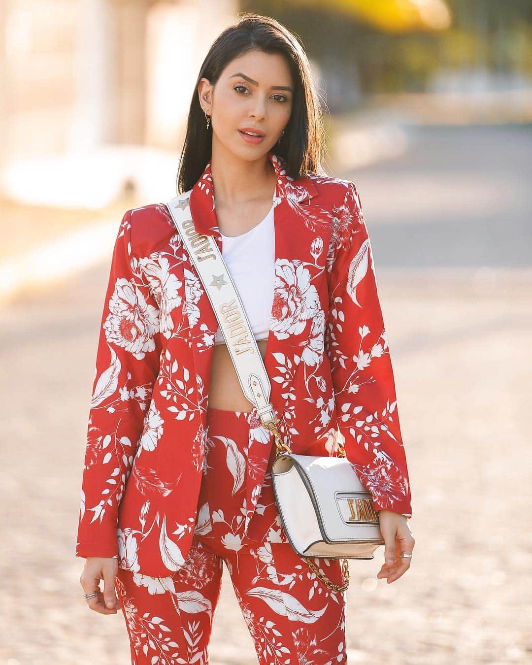 Gabriela Salesのインスタグラム：「De hoje, simplesmente O Look affi amei! Estampa mais linda da vida! Mostrei nos stories também, quem viu? Apaixonada! É da @modacharry , lacrinhas! Sou apaixonada por essa marca. Eles vendem em varias lojas no Brasil, lá no perfil deles tem o site com informações onde você consegue encontrar também no varejo❤️❤️❤️」