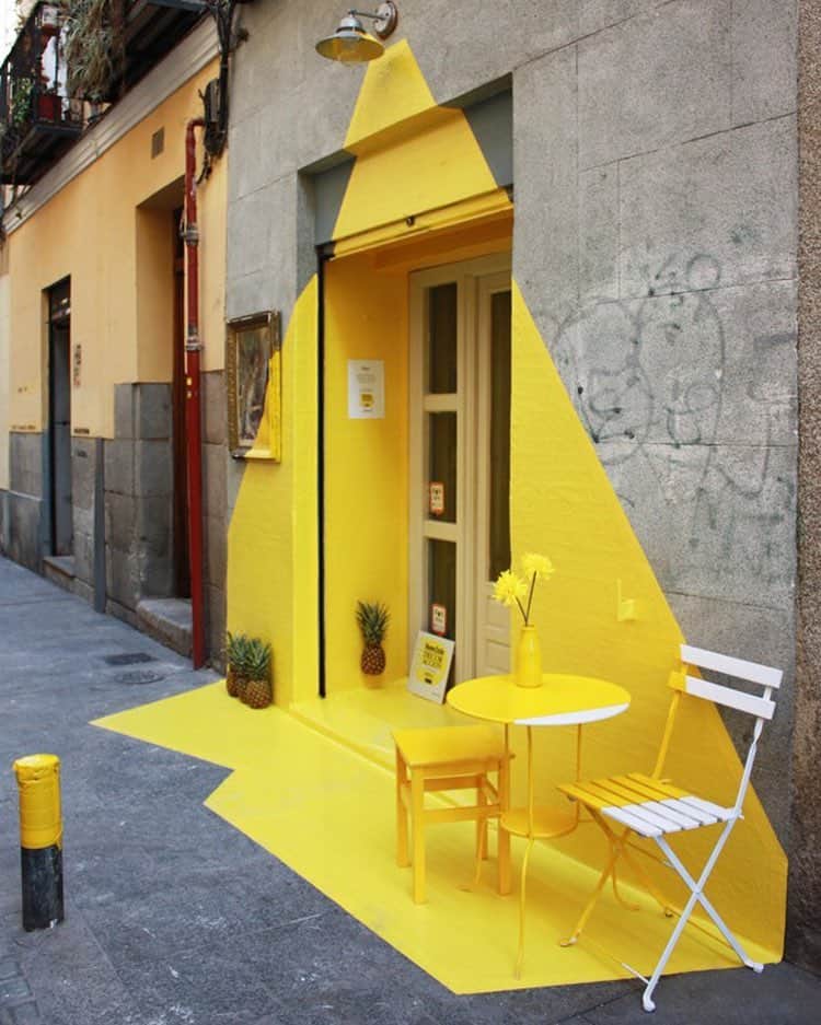 Inspirationさんのインスタグラム写真 - (InspirationInstagram)「Ideia super criativa feita com pintura na fachada de um restaurante em Madri. Vejam que até as cadeiras e mesas foram pintadas para compor o efeito do faixo de luz. #decoreinteriores #decorcriative. Follow {@diadedecor}. __________________ Design by Susana Piquer, Eleni Karpatsi, Julio Calvo Local: Madri, Espanha」5月4日 7時58分 - decorcriative