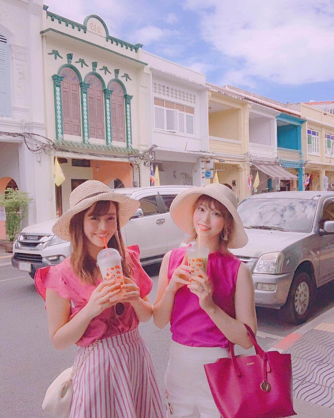 石倉侑芽さんのインスタグラム写真 - (石倉侑芽Instagram)「大好きなゆきなちゃんとの旅行✈️💓 今回はプーケットでした🌴💫 . 行ってみたかったオールドタウン🌈 ふたりでピンクコーデ🎀 プーケットのショッピング街です⭐️ 大型ショッピングモールでお買い物するより こっちの方がチープに買えるみたい💓 スムージーやアイスなど食べ歩きもできたよ🍒 . 街がカラフルで可愛かった☺️ 行けてよかった(❁´◡`❁) . #プーケット#プーケット旅行#gw#オールドタウン #双子コーデ#リンクコーデ#ピンクコーデ#女子旅#タビジョ #Phuket#phuketoldtown#hoiiday#pink#shopping#ゆめちんぶらり旅#genic_mag#ゆめとゆきなちゃんのるんるん写真集#ゆめちん_Phuket」5月4日 8時08分 - yume8115