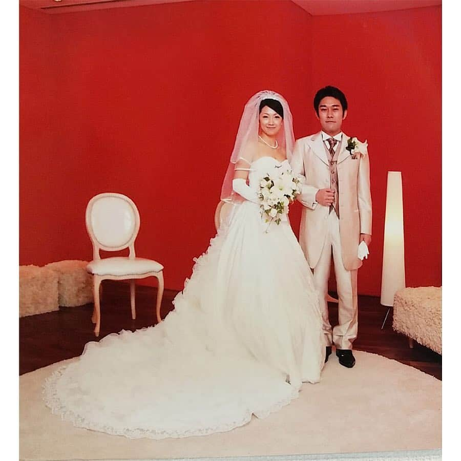 ゼクシィさんのインスタグラム写真 - (ゼクシィInstagram)「【GW特別企画　平成のWeddingプレーバック！】 .  31年にわたる“平成の結婚式”の変遷を、 当時のエピソードとともに振り返る、 7日連続の特別企画🔔💕 . 平成の花嫁花婿 Entry No.11 ⠀ ▼平成23年／2011年10月29日挙式 ⠀ ▼NYさん・AYさん（当時30歳・30歳） ⠀ ▼＠ニューオータニ ⠀ . ▼当時のエピソード 「旦那さんのギター演奏が、緊張と酔いで全くできてなくて笑えました😂✨」 . . #ゼクシィ#ちーむゼクシィ #プレ花嫁#日本中のプレ花嫁さんと繋がりたい#全国のプレ花嫁さんと繋がりたい#結婚準備#結婚式準備 _ #結婚式#ウェディング#平成最後の#tb平成ウェディング#ウェディングドレス#和装#ニューオータニ花嫁#和装ヘア#色打掛 _ #和装婚#和装結婚式#和婚#和装フォト#スタジオフォト#タキシード#白タキシード#結婚写真#ウェディングフォト#平成を振り返る _ #平成婚#平成花嫁」5月4日 8時02分 - zexyrecruit