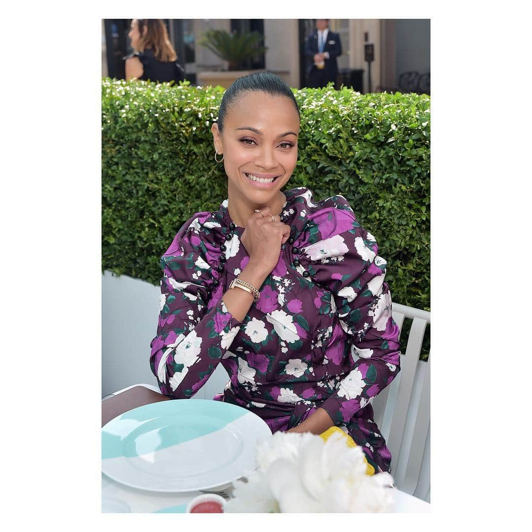 ゾーイ・サルダナさんのインスタグラム写真 - (ゾーイ・サルダナInstagram)「Breakfast at #TiffanyCafe in celebration of mothers everywhere with @tiffanyandco & @baby2baby #TiffanyT #Ad  Styling: @petraflannery  Makeup: @makeupbyvera7  Hair: @hairbyaviva」5月4日 8時15分 - zoesaldana