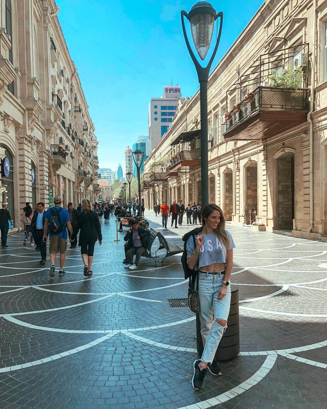 ナターリア・ガウジオのインスタグラム：「Por uma vida com menos rotina e mais roteiros... 🙏🏼🇦🇿✨✌🏻😍🏛🏙❤️ #baku #azerbaijan #inlove #citytour #oldbaku #trip #tourist #street #happiness #grateful」