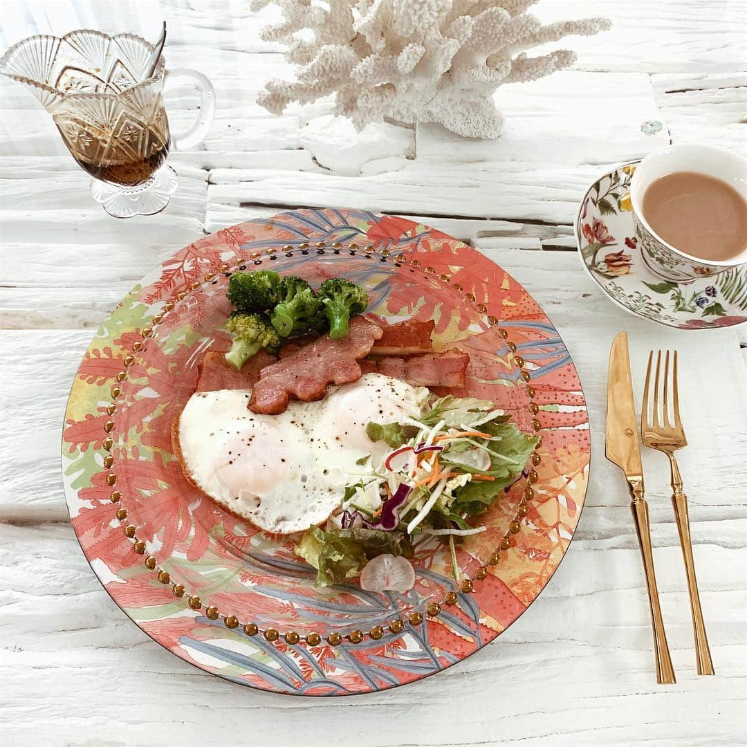 STELLAのインスタグラム：「gm🙃 今日はパンなし朝食 シンプルだけどお決まりの🥦に🍳🥗🥓🍴 🥚は今日はちょっと固め気分だったからいつもより長めに焼いたらベーコンカリカリになってとても美味しかった (🥓の脂身とりました🥺🌀) Costcoの🥓は必ず買う💜 🥗はオリジナルで作ったバルサミコドレッシング⭐️ . *ブロッコリー(🥑oilまたはolive oil ) *たまご *サラダ (必ずバルサミコ) *ベーコン(脂身落として油引かずに焼く) ダイエットする方は🥦🥚は最強です🥺  #インテリアコーディネート #インテリアコーディネーター #サンゴ #インテリア #インテリア雑貨 #インテリア家具 #インテリア照明 #マイホーム #お家 #お家づくり #ホワイトインテリア #朝食 #ダイエット食事 #無理しないダイエット #6月までにあと2-3キロ痩せます #テーブルコーディネート #ナイフ逆」