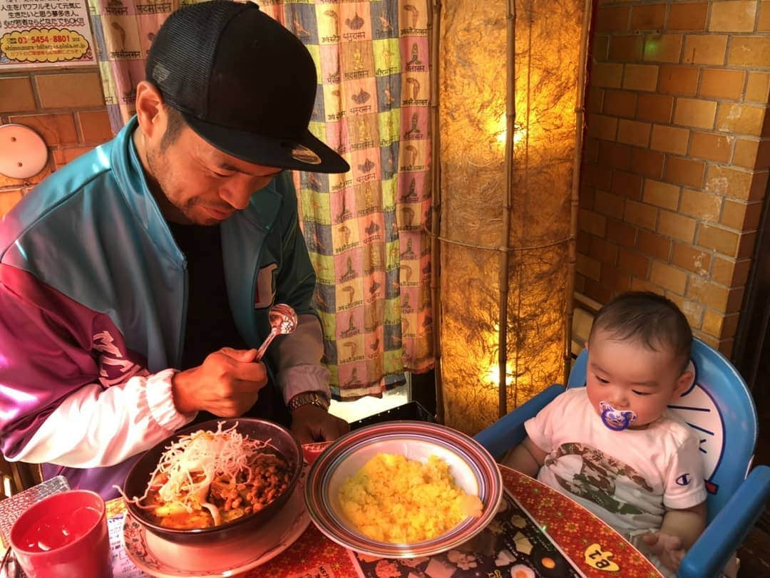 ニッチロー'さんのインスタグラム写真 - (ニッチロー'Instagram)「親子でスープカレーを食べに🍛  コニッチローはまだ食べれないね👶  椅子のドラえもんが気になるコニッチロー😆  #コニッチロー #もうすぐ7ヶ月 #親子でチャンピオン #ドラえもん #お父さんが君のドラえもんになるよ #チッチロー #チッチローTV  #マジックスパイス #マジスパ #下北沢 #スープカレー  #カレー #カレー伝導師  #ニッチロー’ #ニッチ飯 #baby #doraemon  #championjp  #soupcurry  #magicspice  #shimokitazawa」5月4日 8時44分 - nicchiro5.1