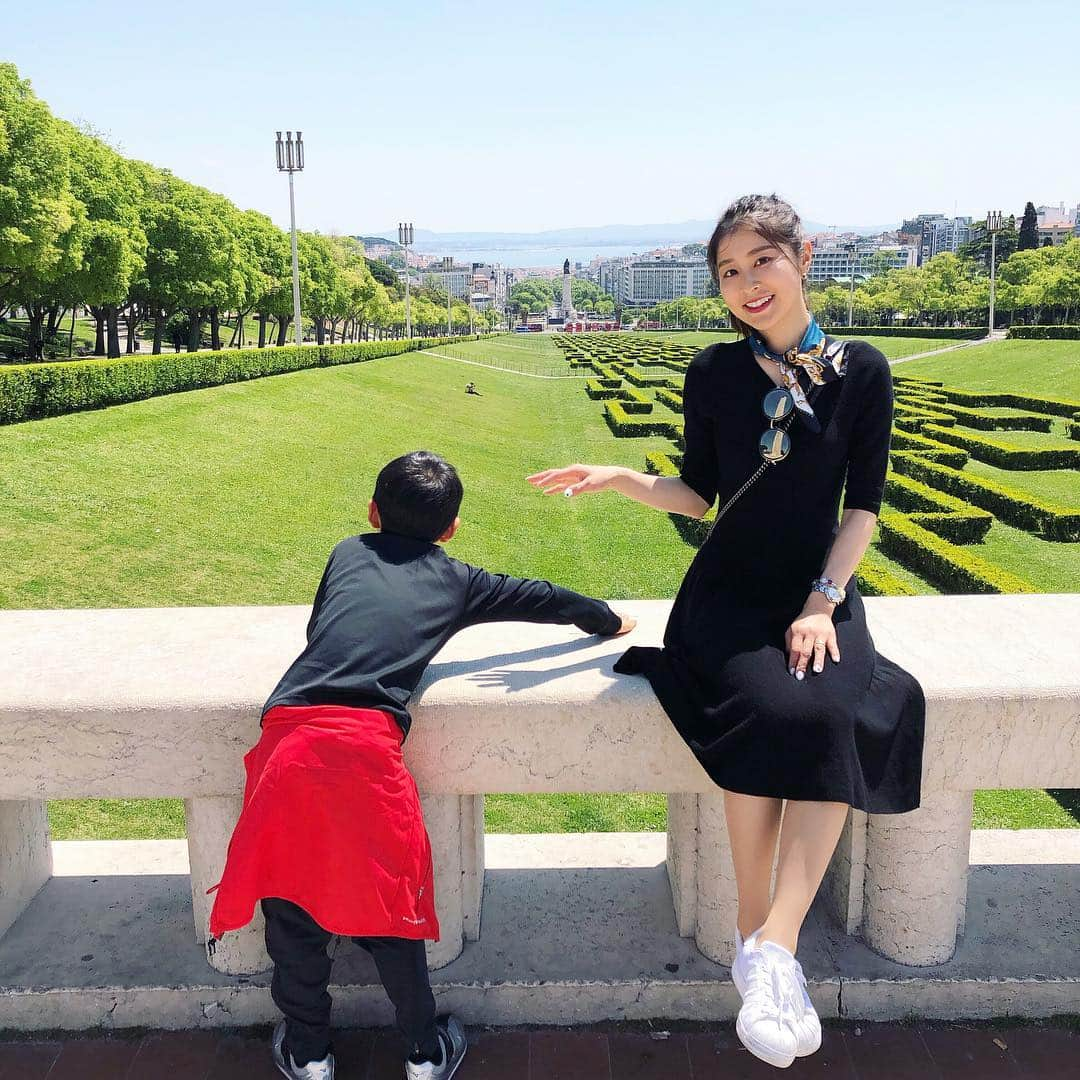 権田裕美さんのインスタグラム写真 - (権田裕美Instagram)「・ ・ スクールが始まって最初の1週間が終わりました✨ ・ ・ 毎度キラキラ笑顔で帰って来てくれる息子を見ると、 一段としっかりしたように頼もしく見えました🎶 まだ言葉が通じないながらも、 団体行動をしコミュニケーションを取ろうとする力。 子供の「今」を頑張るパワーに、 とっととかっかは背中を押されてるよ。 私ももっと頑張らなくちゃ😌💕 ・ ・ 写真はリスボンの観光スポット♪ かけっこ、まだまだ息子には負けてませんが、登り坂にはめっぽう弱いの(笑) ・ ・ #体育会系男児の母は体力勝負 #ユニ女#hm#ポルトガル#海外生活#リスボン#エドゥアルド7世公園#プチプラコーデ#3dメリノフレアワンピース」5月4日 8時40分 - yumigonda