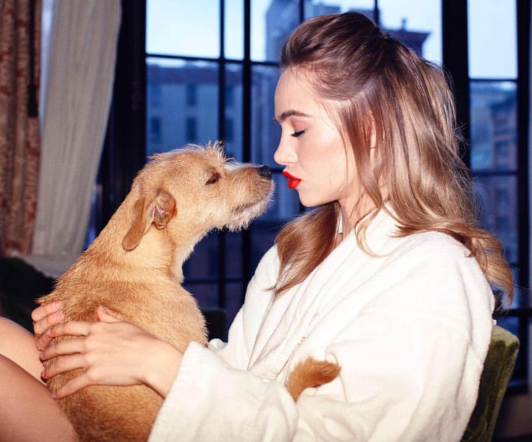 Vogue Beautyさんのインスタグラム写真 - (Vogue BeautyInstagram)「@sukiwaterhouse has a secret weapon when it comes to preparing for the red carpet. There’s hair and makeup magic involved, sure, but there’s also her adorable dog, Chili. Tap the link in our bio to read more about her prep process and final look at the premiere of her new film Pokémon Detective Pikachu. Photographed by @remipujol」5月4日 8時52分 - voguebeauty