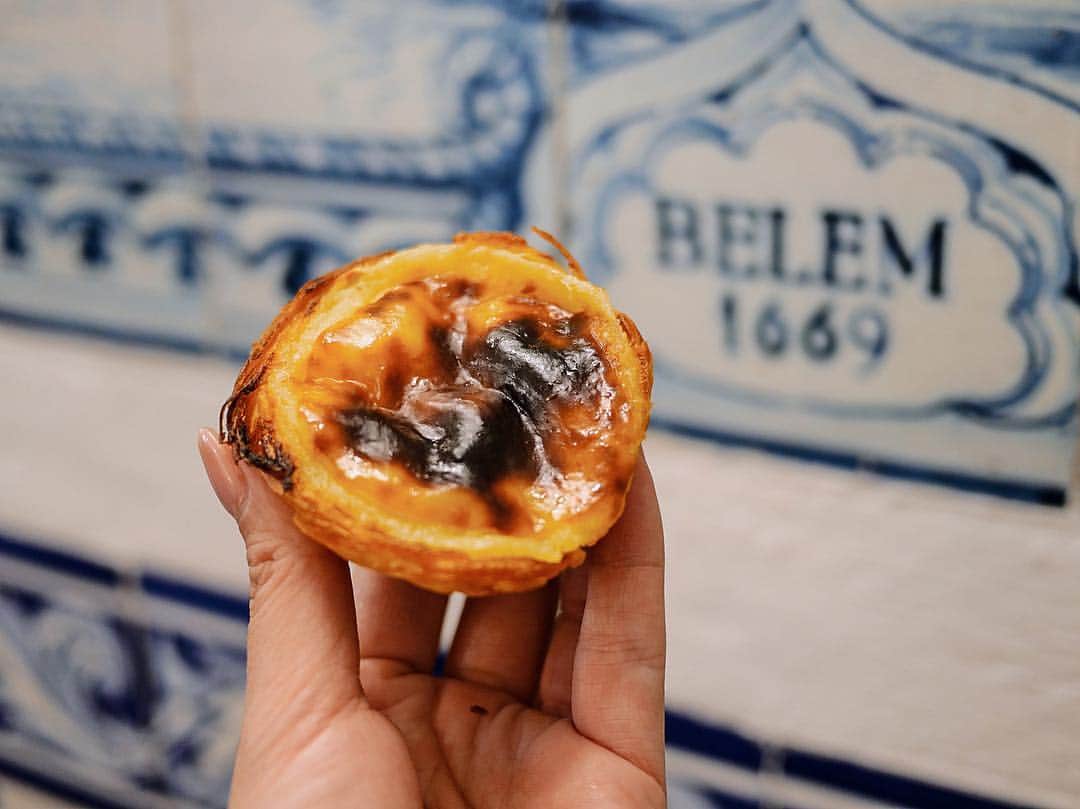 アン・カーティスのインスタグラム：「I’ve lost count on how many I’ve had on this trip.... but Pastéis de Belém is the best I’ve had so far 🤪」