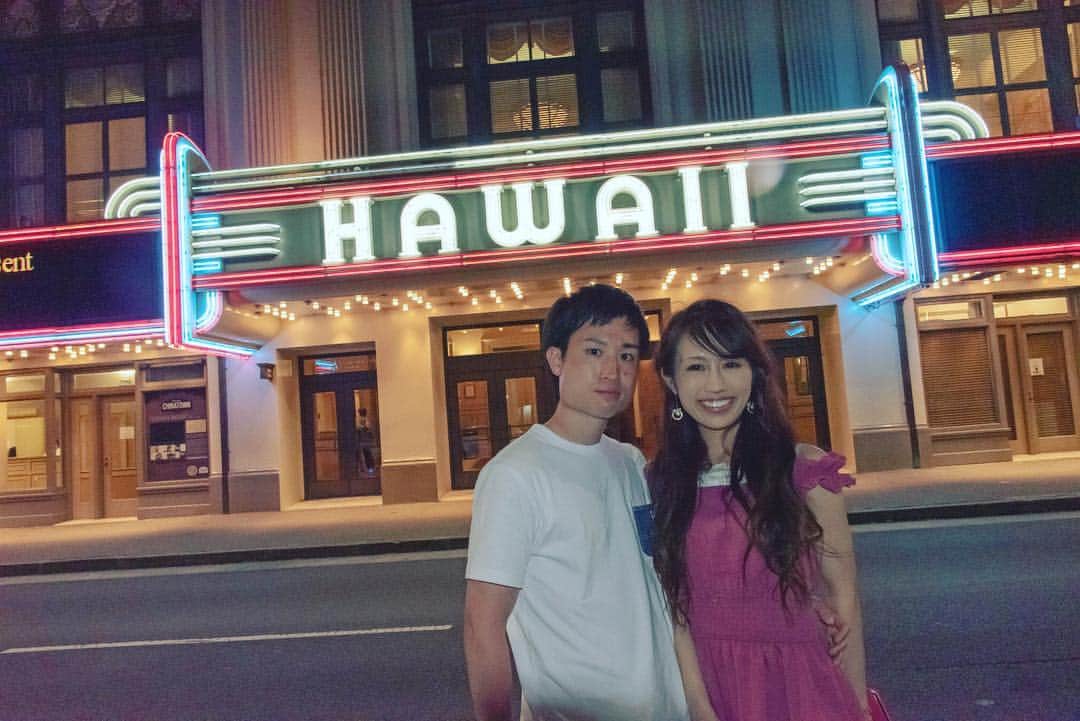 kawaiihawaiitourさんのインスタグラム写真 - (kawaiihawaiitourInstagram)「カワイイ・ハワイ・ツアーのどこでもツアーでは、ハワイ ダウンタウンにあるハワイシアターも大人気です。カジュアルフォト撮影も大人気です。当社では、お客様が行きたいところを自由に選んでもらって、好きなようにツアーが回れます😊 --------------------------------------------- ❤️Kawaii Hawai'i Tour / カワイイ・ハワイ・ツアー ❤️✨🌈プラン🌈✨ (ハワイ州政府公認会社 PUC 497-C) ✔︎日本人経営 日本人ガイド付きツアーなので安心️🏝✨😎👍🏽 ✔︎あなただけのオリジナルツアーが作れます ✔︎初ハワイ満喫コース、オススメスケジュールご用意しています‼︎ ✔︎ガイドブック派？それともローカル体験派？ ✔︎なんでもご相談下さい 💁🏽‍♂️💁🏽☀️🏝✨😎👍🏽 ✔︎お写真もたくさんお撮りします🤳 --------------------------------------------- お客様の笑顔が私達の笑顔をモットーにツアーをさせてもらっています🚙🚘 --------------------------------------------- #ハワイ #hawaii #カワイイハワイハワイツアー #kawaiihawaiitour #hawaiitheatre  #ハワイ貸し切りツアー #ハワイツアー #ハワイオプショナルツアー #ハワイチャーターツアー  #インスタ映え  #ダイアモンドヘッド  #女子旅 #天国の海  #ラニカイビーチ #ピルボックス #ピンクピルボックス #ハワイ女子旅 #ハワイウェディングフォト #ハワイハネムーン #ハワイ挙式  #ハレイワ #カイルア  #アウラニディズニー #カカアコ #カカアコウォールアート #フォトジェニック #ハワイ旅行 #ハワイシアター  #ファインダー越しの私の世界  #タンタラスの丘」5月4日 8時57分 - kawaiihawaiitour