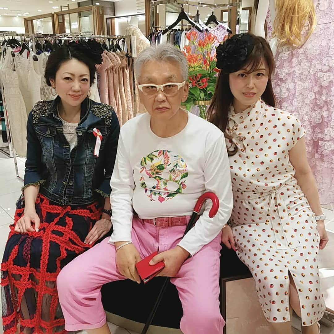 今堀恵理さんのインスタグラム写真 - (今堀恵理Instagram)「昨日は阪急うめだ本店4階ドレスセレクション　 @deardevilmini_official 　私の来店イベントでした💕 芦屋の六麓荘にすんでる大好きなご夫婦、　@love_miyuka ちゃん、@irenestar7　さん、あきちゃんのお知り合いの方…など、私のお友達も買いに来てくれました  こちらのブランドはデザイナーのyumikoさんによるオリジナル。１つ１つ手伝りになってます ドレスアップしたい女性にぴったり 上質なヘッドアクセサリー、クラッチバッグ、ピアス、洋服などのブランドです。  このイベントは5月7日までです お出かけやパーティには欠かせないキラキラのアイテムを手に持って見れるチャンスなので、私の来店イベントは終わりましたが関西の皆様は是非行って下さい 　#DearDevil #Black #Diamond #Party #Earring　#BlingBling　#ディアデビルミニ #クルーズライン　#阪急うめだ本店　#ヘッドアクセサリー　#パーティーアイテム　#instaseleb  #selebgram #fashionistas  #今堀恵理　#インスタグラマー　#お洒落な人と繋がりたい 　#関西イベント　#ファッション大好き」5月4日 9時04分 - eriimahori