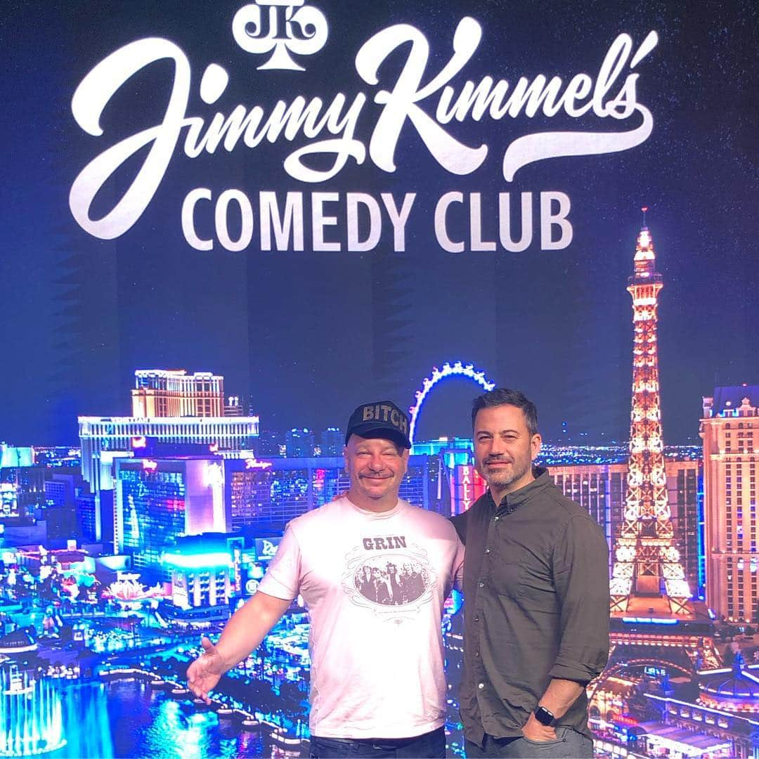 ジミー・キンメルさんのインスタグラム写真 - (ジミー・キンメルInstagram)「Look out #Vegas - @therealjeffreyross and I are here to baptize Jimmy Kimmel’s Comedy Club @jimmykimmelscomedyclub #JKCC tonight at @linqpromenade」5月4日 9時07分 - jimmykimmel