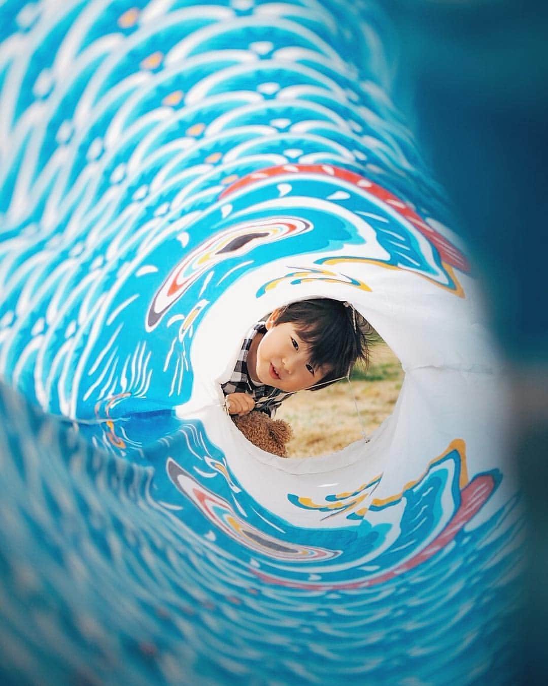 コドモノ！写真部さんのインスタグラム写真 - (コドモノ！写真部Instagram)「🕊💕 今回ご紹介するのは @hoshiwonderful さんのお写真です。 . #青い鯉のぼりプロジェクト  震災で犠牲になった子供達が寂しくないように、どこにいても見えるように、たくさんの青い鯉が空を泳いでいます。 . 2枚目 地面すれすれを泳ぐ鯉に食べられるの図🙂 . @hoshiwonderful さん「#コドモノ」のハッシュタグ付けありがとうございました。 . .  お子様のカワイイ姿、面白い瞬間、なんとも言えない表情などなど毎日募集中！@kodomono_photoをフォローの上、#コドモノ をつけて投稿してください💕 素敵な写真や動画はコドモノ！写真部がフィーチャーさせていただきます。 . 🍼画像や動画は投稿者様に許諾を得てコドモノ！写真部に掲載しています。ご本人以外の無断転載はお控えください。 . . ▼▽▼投稿毎日募集中▼▽▼ . #親バカ部 #子供 #男の子 #育児 #お出かけ #やんちゃ#青 #鯉のぼり #子供の日 #端午の節句 #美しい #震災 #鎮魂 #家族」5月4日 9時18分 - kodomono_photo