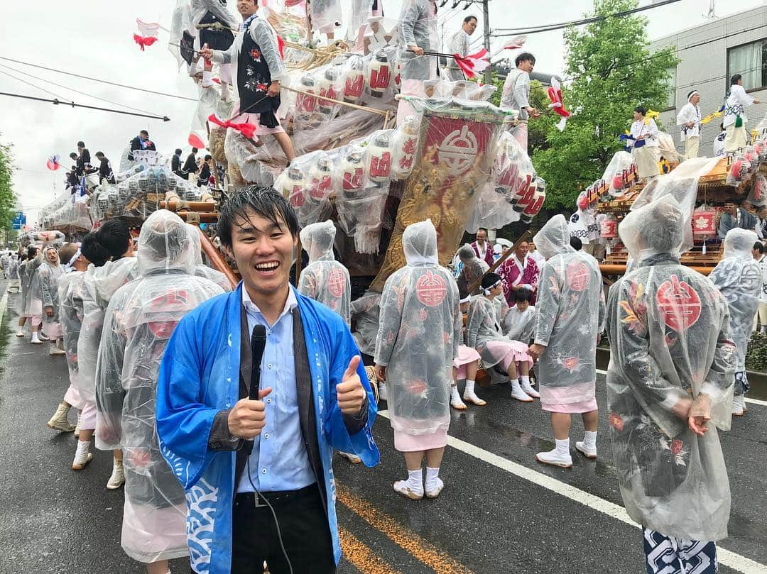 服部優陽のインスタグラム：「⌛️﻿ 令和初日、改元ムードの街の取材に行きました！﻿ ﻿ 神戸市灘区で行われた令和奉祝だんじり巡行。﻿ 45台のだんじりと3000人以上の曳き手が﻿ 街を練り歩く姿はまさに圧巻！かっこよかったです！﻿ ﻿ いろんな街の方に聞いたのは﻿ 「令和はどんな時代になってほしいですか？」﻿ ﻿ 小学生の男の子は﻿ バレーボール選手になるという夢を叶える時代にしたい。﻿ だんじりを曳いていた中学生の男の子は﻿ 令和の次の時代を祝う時もだんじりを曳いていたい。﻿ 結婚したばかりのご夫婦は﻿ 子供たちが安心に暮らせる世の中にしたい。﻿ 戦争を経験されたおじいちゃんは﻿ とにかく平和に…平和が1番です。と。﻿ ﻿ お話が聞ける時間は短かったですが、﻿ その中にも皆さんが背負ってきた人生が見えて﻿ 背筋が伸びたり、涙腺が緩んだりする﻿ 本当に素敵な取材をさせて頂きました。﻿ お話を聞かせて頂いた皆様、ありがとうございました！﻿ ﻿ ちなみに私は﻿ 「笑っていられるのが当たり前」﻿ な時代になればいいなと思います。﻿ ⌛️﻿ #令和 #新元号 #だんじり #だんじり祭り #令和奉祝 #だんじり巡行 #ありがとう平成 #ようこそ令和 #カンテレ #アナウンサー」