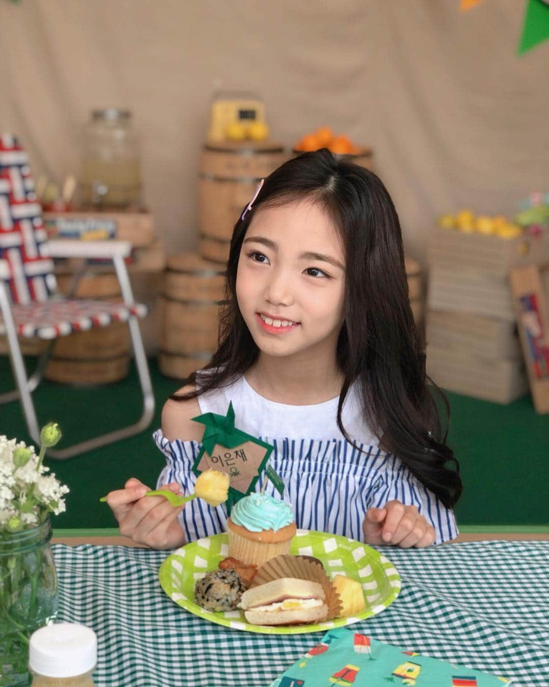 ウンチェさんのインスタグラム写真 - (ウンチェInstagram)「. 👧🏻 엄마~ 이에 파인애플이 꼈어😧 (이런거까지 찍어서 미안) . . . #베네통키즈#benettonkids #어린이날#한예롤#크리타 #베네통키즈아티스트#키즈아트 #키즈모델#주니어모델#이은채」5月4日 9時14分 - __leehye