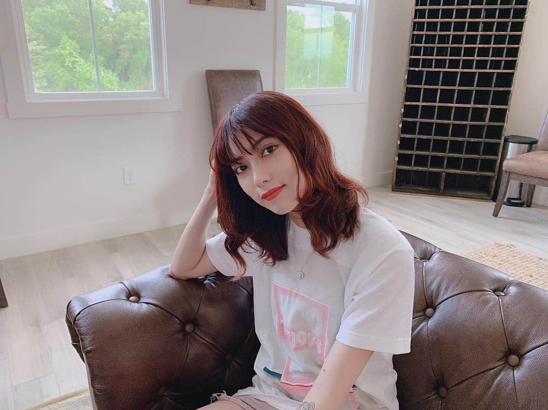 SHIZUKAのインスタグラム：「. In Waco, such a nice room 🛋」