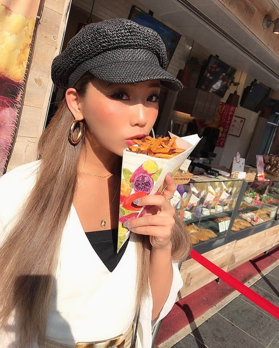 逢田ゆんさんのインスタグラム写真 - (逢田ゆんInstagram)「. GWお休みを頂き好きなのいっぱい食べれました🐷 こんな幸せなことない🤤🤤🤤❤️ また調整して8月に向けて頑張る💪 切り替え大事ƪ(˘⌣˘)ʃふふふ . 家族の新幹線までお見送りだけは いつまでたっても寂しいし辛い〜。 もっと親孝行して恩返していこう👨‍👩‍👧‍👦💭 . GWでカーディオイベント中！ 身体動かして楽しんでいってきまーす☺︎ . #GW#休日#大阪#満喫#食べ歩き」5月4日 9時23分 - yun_asada