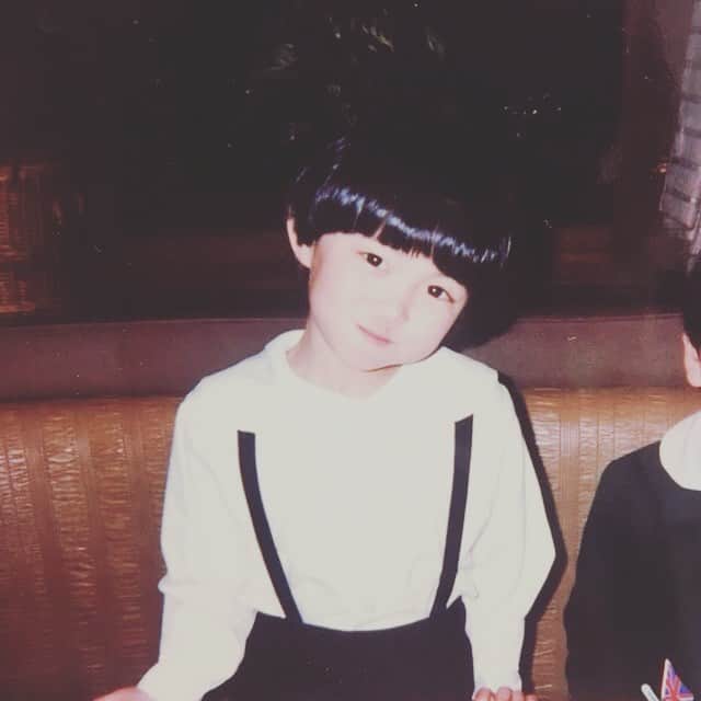 岩佐真悠子のインスタグラム：「幼馴染から送られてきた私の子供の頃の写真。マッシュルームが過ぎる。」