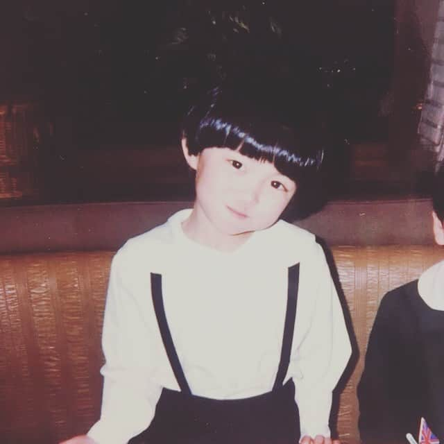 岩佐真悠子さんのインスタグラム写真 - (岩佐真悠子Instagram)「幼馴染から送られてきた私の子供の頃の写真。マッシュルームが過ぎる。」5月4日 9時26分 - mayuko.iwasa