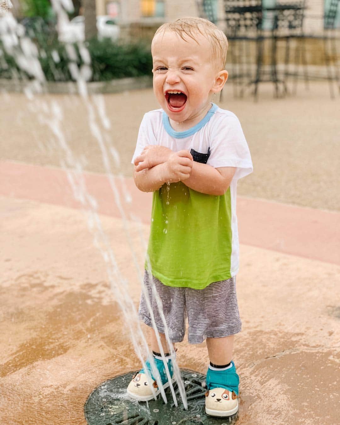 カーリー・パターソンのインスタグラム：「Living his absolute best life! I love how kids remind us to find the joy in the most simple things! I freaking love being this kids mom😍」
