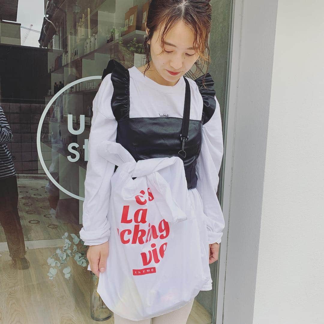小松美緒のインスタグラム：「@the_thyme のマルシェバック  お気に入り🥰  ママバックとしても使える♡  保育園の荷物入れとか、  旅行用のものとか、  帰りのスーパーで買ったものも  ボンっていれられる。  そしておしゃれー✨✨✨ これから大活躍しちゃいます。  @balloonhair_utsugi さんありがとうございます♡  #マルシェバック #ママバック  #マザーズバッグ #保育園準備  何よりお洒落や💓💓」