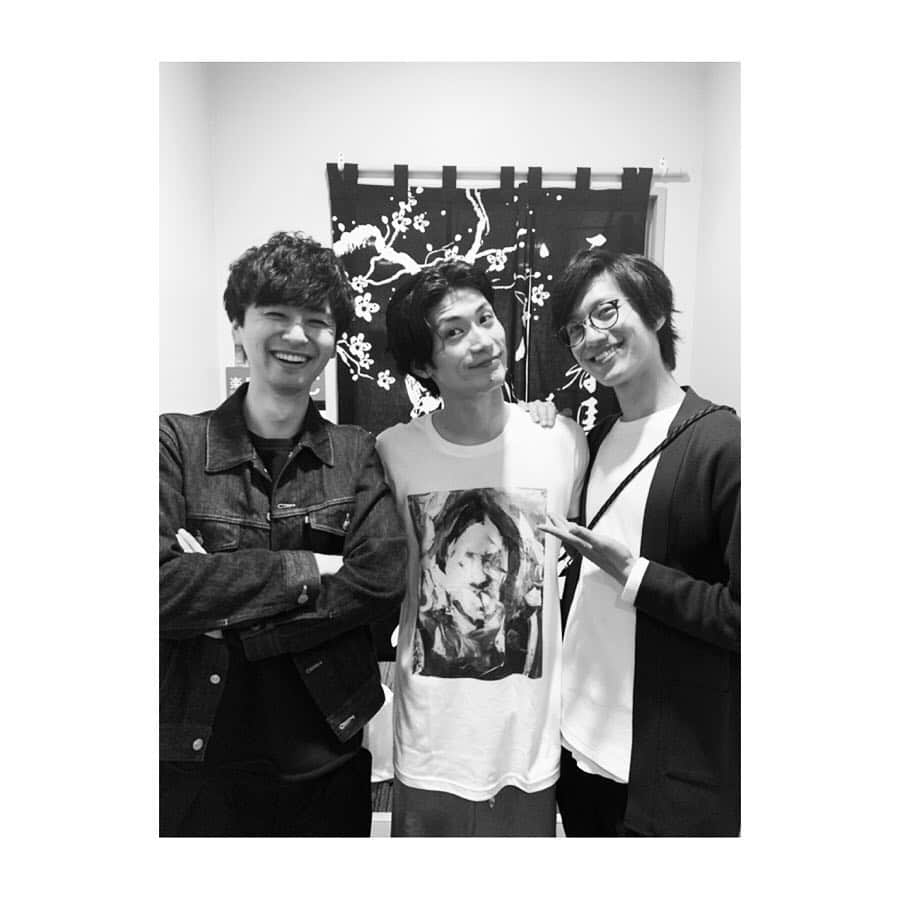 橋本淳のインスタグラム：「. 「キンキーブーツ」観劇 初演は観ることが叶わず 今回の再演でようやく初見。 大迫力なパフォーマンス 皆さん、素晴らしかった。 . #kinkyboots #キンキーブーツ #三浦春馬 #ソニン さん #加藤潤一 #水田航生  #橋本淳」
