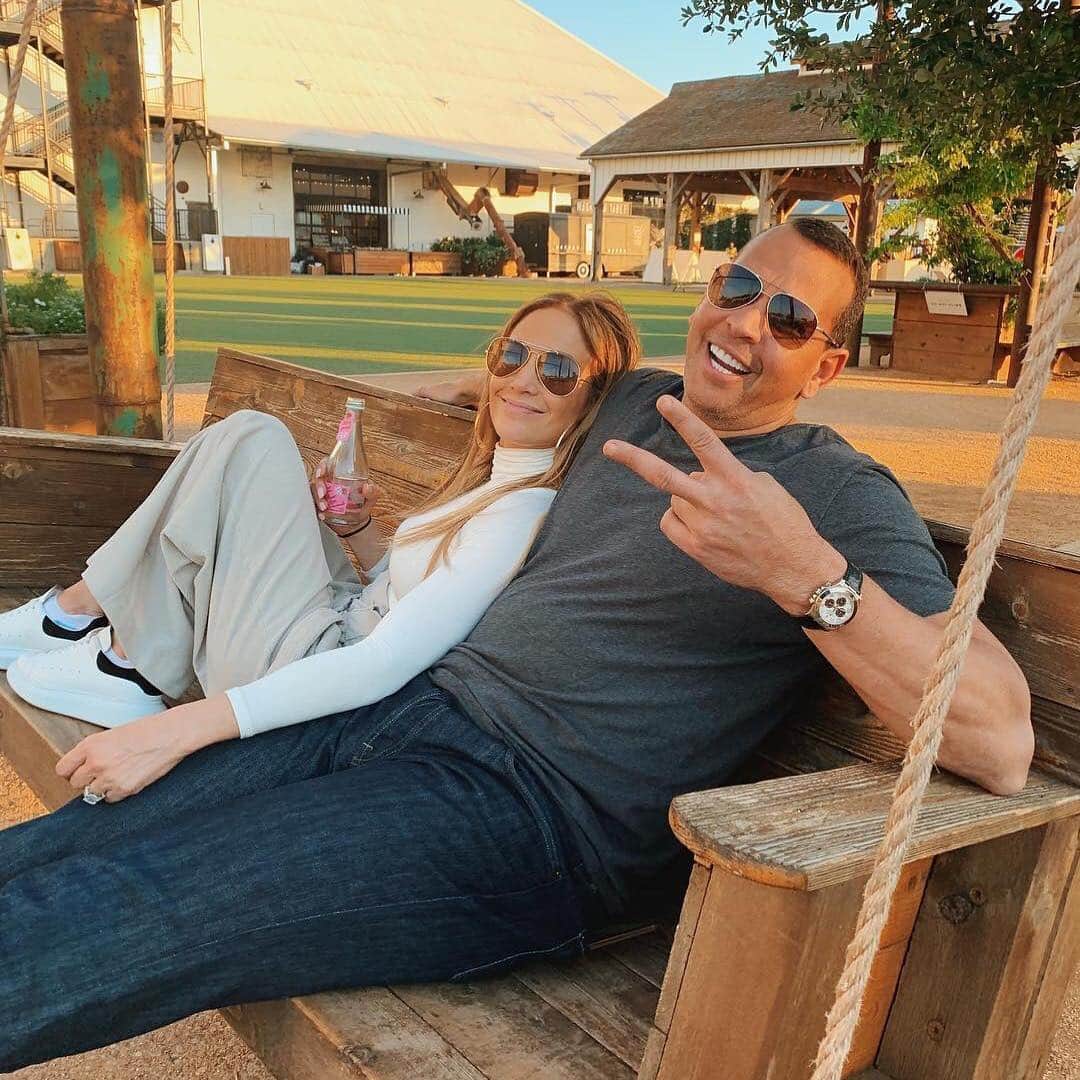 People Magazineさんのインスタグラム写真 - (People MagazineInstagram)「JLo and A-Rod are warm weather weekend goals. ❤️ | #Regram @arod」5月4日 9時46分 - people