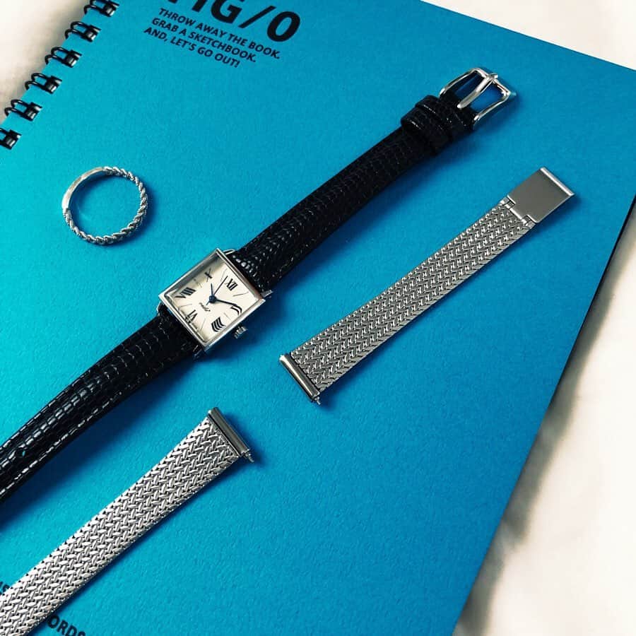unoのインスタグラム：「黒ベルト版のOrderly。 シルバーのベルトが気に入ってるのですが ベルト付け替えてみても可愛い！ シルバーフェイスの黒ベルトはあまり持ってなかったのですが クラシカルな雰囲気が漂ってて服にも合わせやすくてとても良いです。 サイズ感もほどよい存在感でいい！ ㅤㅤㅤㅤㅤㅤㅤㅤㅤㅤㅤㅤㅤ 母に誕生日プレゼントでApple Watchをあげて 少し欲しくなってしまったのですが やはりこういう時計も好きなのでなかなか乗り換えられないな… （夫に「２つつければ？」と提案されたけどさすがにそれは無理だ…笑） ㅤㅤㅤㅤㅤㅤㅤㅤㅤㅤㅤㅤㅤ ㅤㅤㅤㅤㅤㅤㅤㅤㅤㅤㅤㅤㅤ @vida_plus  #vidaplus #vida_plus #ヴィーダプラス #watch #watches #腕時計 #手元くら部  #yarka #yoheinoguchi #置き画 #置き画くら部」