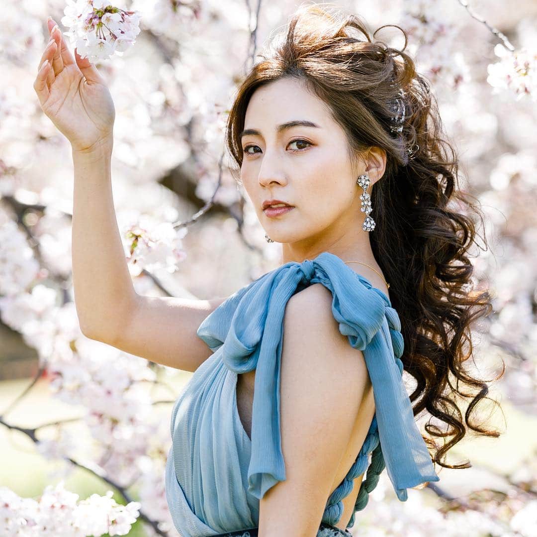 Tomoyo Kitamuraさんのインスタグラム写真 - (Tomoyo KitamuraInstagram)「桜と撮影♡ 長さを生かしたハーフポニー。  accessory→ @juliebridal.jp  florist→ @bionicplants  dress→ @dior  出張ブライダルヘアメイクご予約可能日 6月1,8,16日 7月27,28日 8月空きあり 全国出張も可能です。 メニュー料金表はホームページにございます。 お気軽にお問い合わせくださいませ♡ ブライダル→ @blanche_bride  サロン→ @blanche_ginza  #ヘアアレンジ #ヘアセット #ヘアスタイル  #ブライダル #ブライダルヘア  #ウェディングドレス #ウェディングヘア  #美容師 #結婚式 #花嫁 #プレ花嫁 #結婚式準備 #前撮り  #グラハイ花嫁 #美容師 #タカミブライダル #ヘアメイク #シニヨン #和装ヘア  #和装 #色打掛 #白無垢 #和髪 #銀座  #2018冬婚 #2019冬婚 #2019春婚 #2019夏婚」5月4日 9時55分 - tmy_o3.pugmi