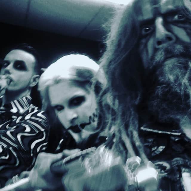 ロブ・ゾンビのインスタグラム：「Five minutes to showtime ! #robzombie #johnfive #piggyd #gingerfish #miami」