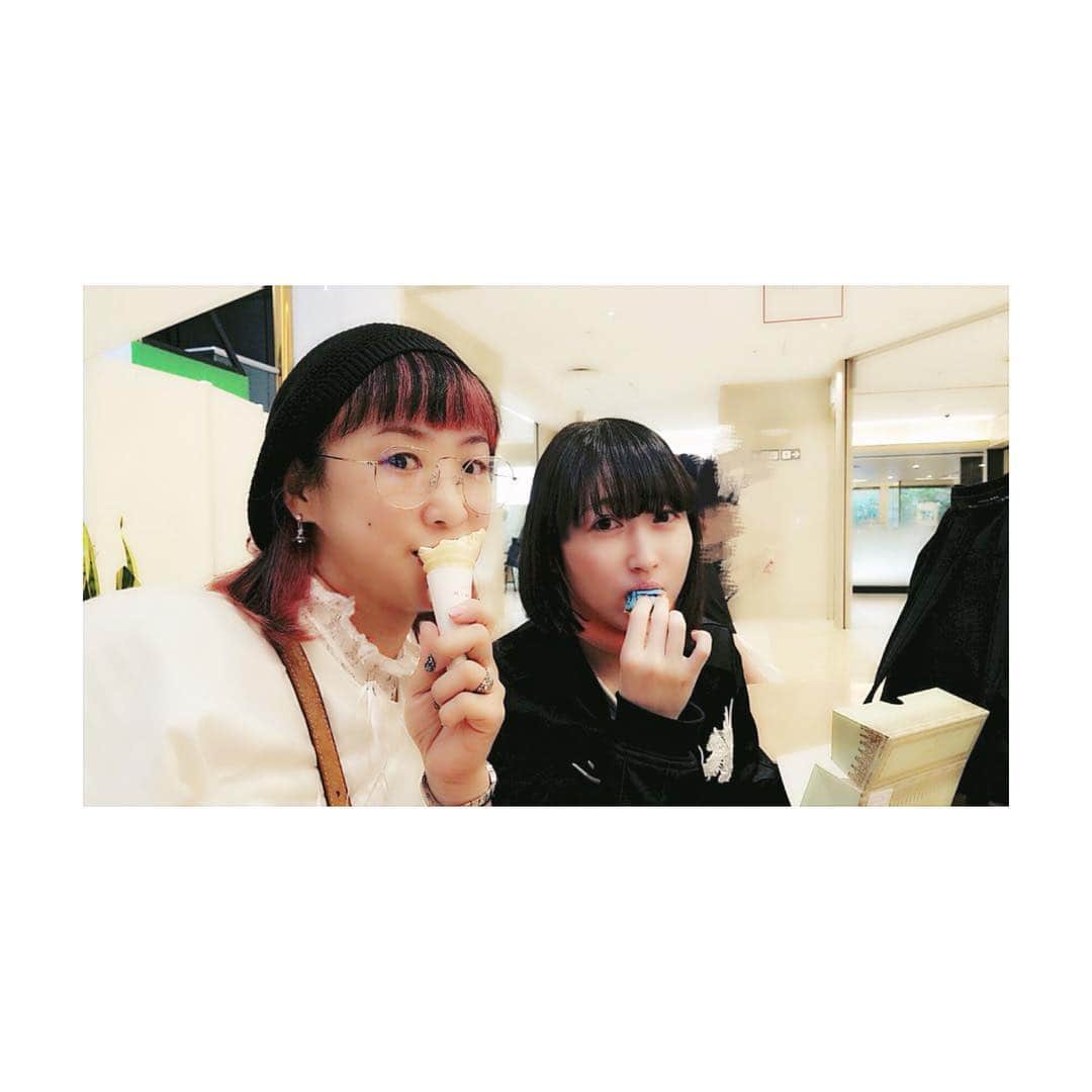 五十嵐裕美さんのインスタグラム写真 - (五十嵐裕美Instagram)「徳島空港でみんなで！ ちょっといい写真😂 空港でみんなでアイスとかマカロンとか食べました✨ もりもり食べました😊✨✨ めっちゃすっぴん🤣 #マチアソビ #小島幸子  #マウスプロモーション」5月4日 10時11分 - hiromi_ig