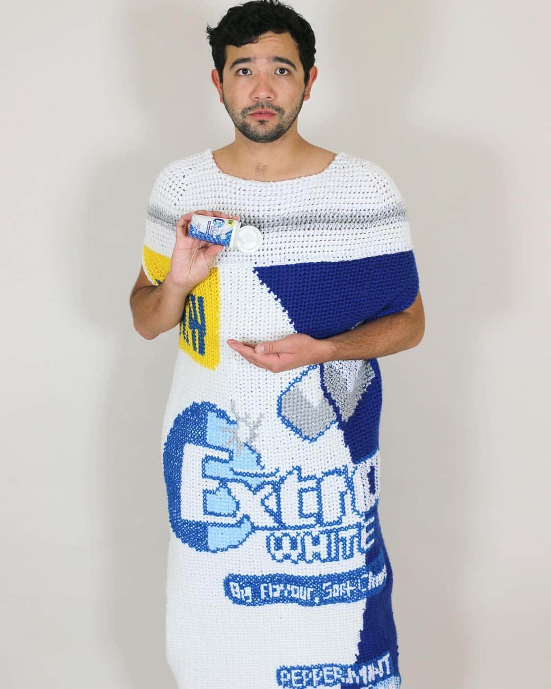 Phil Fergusonさんのインスタグラム写真 - (Phil FergusonInstagram)「JUST BEING EXTRA?! Whenever I leave the house, I swear someone asks around for gum, so basically liked the idea of literally dressing up as a giant packet just to have some fun with it!  Lucky for me Extra have just released their all new #ExtraSoftChew gum and asked me to make this lewk!  #ExtraSoftChew #CuriouslySoft #Sponsored」5月4日 10時06分 - chiliphilly