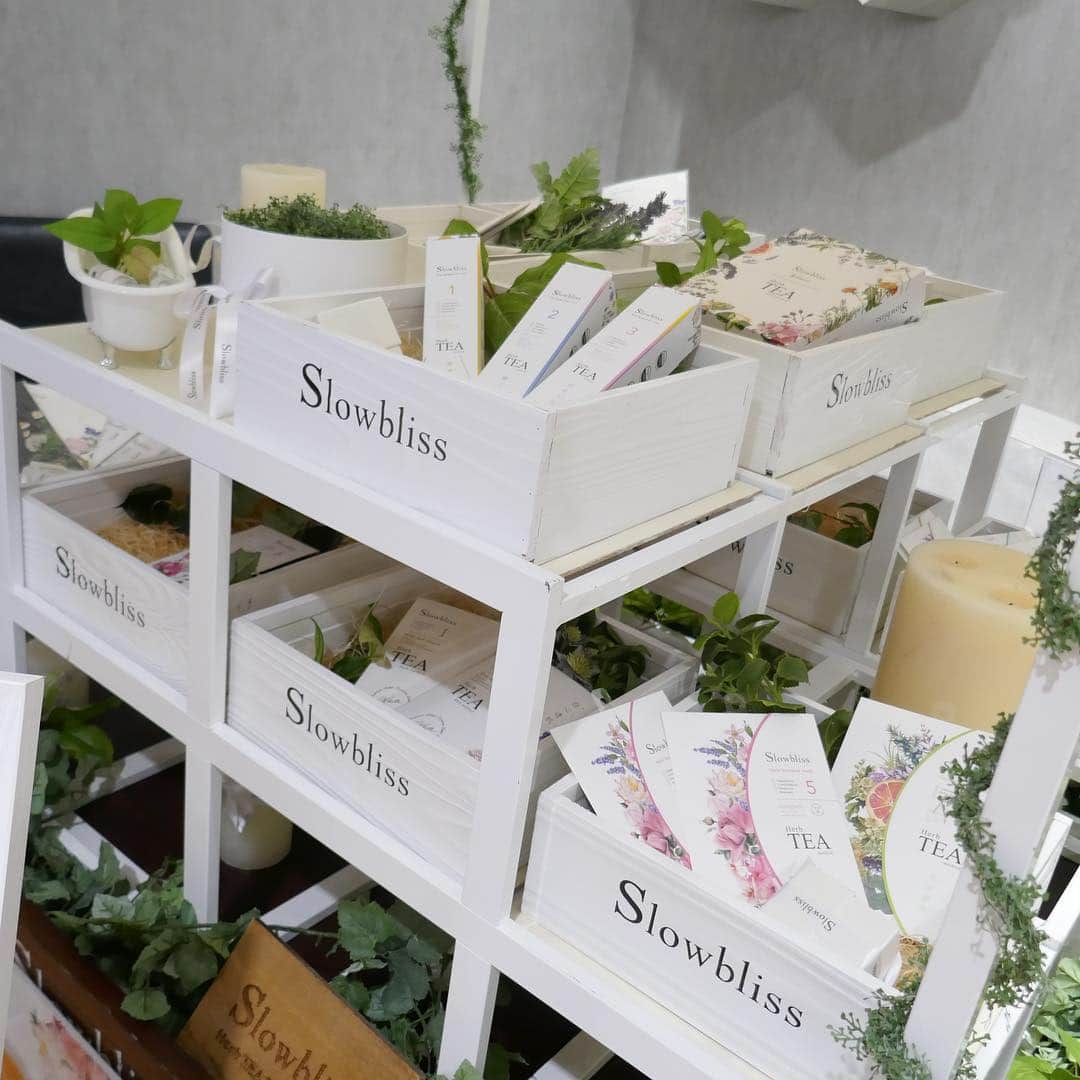 美的 Biteki's official Instagram! さんのインスタグラム写真 - (美的 Biteki's official Instagram! Instagram)「優しくパワフルな植物の力で、ゆったりとした至福の時間を提供する「スローブリス」から、いつでもどこでも手軽に植物パワーをチャージできるボディミスト美容液が登場！ ハーブの魅力をたっぷり詰め込んだハーブウォーターとハーブオイルからなる2層式のミスト美容液は、精油100％の優しい香りと天然色素を使用した気分が上がる色合い、さらにオイルなのに重くなくサラッとしたつけ心地と潤いで、肌も心も癒してくれます。 ボディはもちろん、ヘア、フェイスにも使えるので、リラックスしたいときに、ちょっと潤いがほしいときに、シュッとひと吹きしてみて！ 香りは、 ・爽やかで明るいシトラスハーブ系「Refresh 1」 ・涼やかな落ち着きのグリーンハーブ系「Relax 2」 ・高貴で上品なローズハーブ系「Happiness 3」 の3種類。気になる香りは全部揃えて、気分で使い分けるのもおすすめです♪ 5月23日より順次発売スタート！（ロフトにて5月1日より先行発売あり）  #スローブリス#ナチュラル#natural#ミスト美容液#ボディケア#ボディミスト#植物#ハーブ#herb#乾燥#潤い#リラックス#relax#リフレッシュ#refresh#bitekicom」5月4日 10時08分 - bitekicom