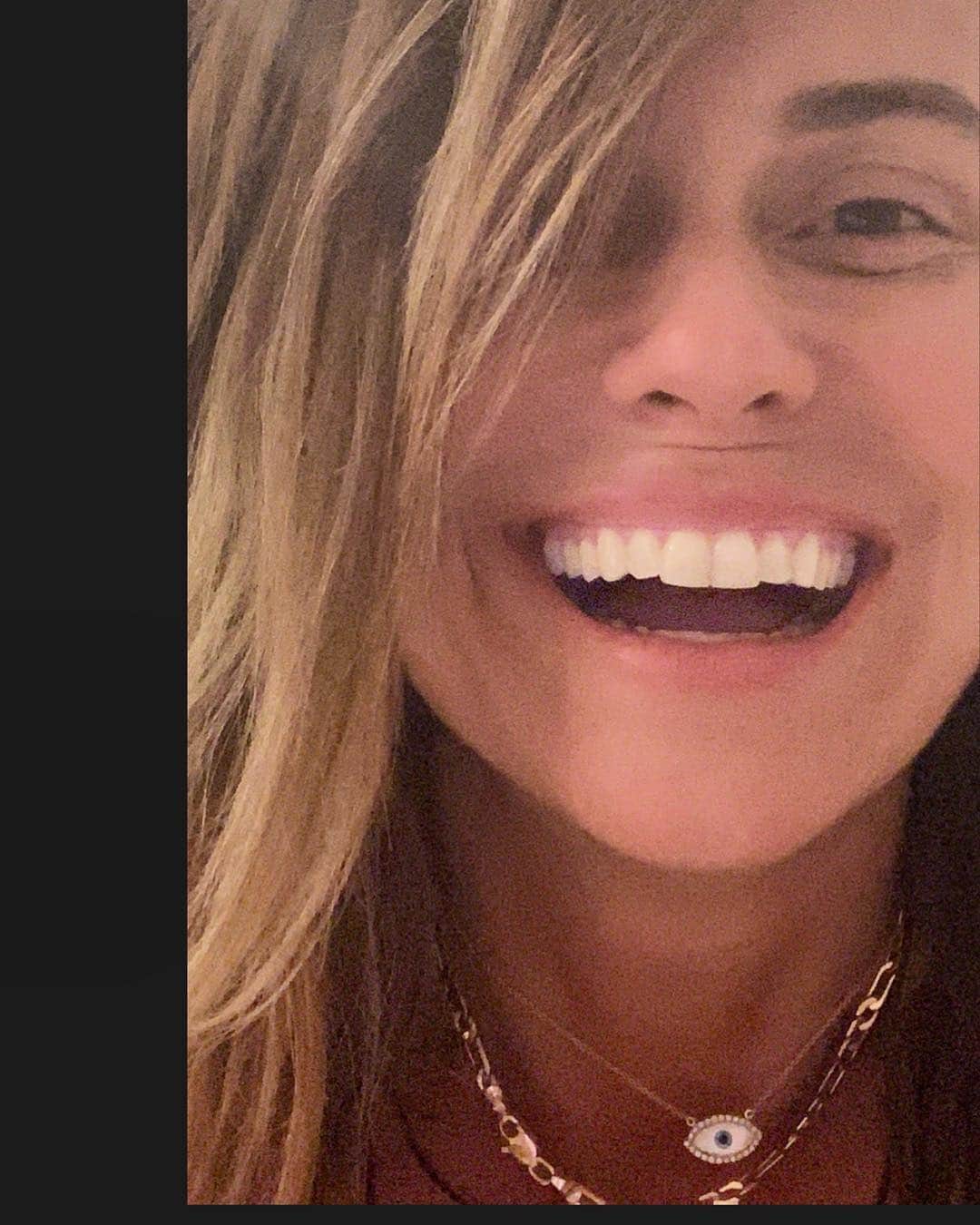 Giovanna Antonelliのインスタグラム：「😄 Sorrindo pra vida!!!!!! 😄 (meio descabelada) rs  Que seja o melhor fim semana pra todos nós!!!🌈 Com mto amor!!!!!🌈 Por aqui com mto estudo e cheia de projetos!! E vcs?! 🤸‍♂️🤸‍♂️🤸‍♂️Me conta como vai ser seu finde!? 💋」