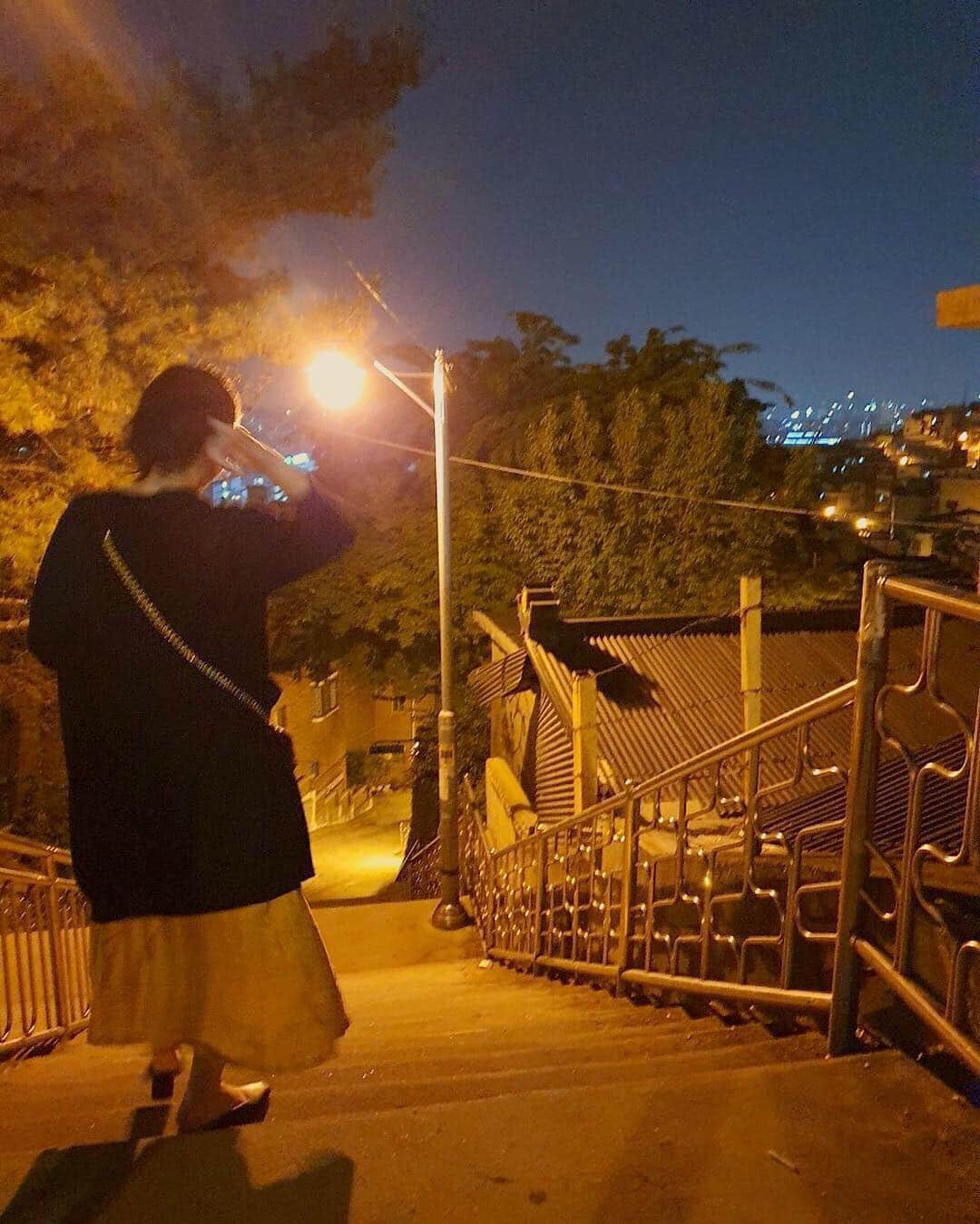 石坂友里さんのインスタグラム写真 - (石坂友里Instagram)「イテウォンは不思議な街。古い風景と新しい風景、うるさいと静かが全部集まってる。高台にあるからすごい急な階段とかあるけど、そこから見える夜景はとても綺麗🌃이태원은 참 신기한 곳이에요. 옛날 느낌이랑 새러운 느낌, 시끄러움이랑 조용함이 다 모여있네요. 높은데에 있어서 그런지 가파른 계단이 많는데 거기서 보이는 야경은 참 예쁘다🌃 @kimkyoungjoon_cmi 💗 #イテウォン#梨泰院#이태원」5月4日 10時12分 - yuri.d