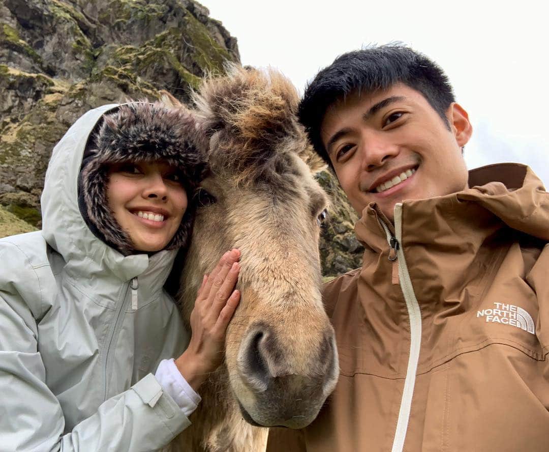 ミーガン・ヤングさんのインスタグラム写真 - (ミーガン・ヤングInstagram)「We visited a farm with horses on our way back to Reykjavik. As soon as we got there, the horses just went up to us! This buddy over here was so sweet and nice and just wanted to say hello. Selfie time!! 🐴」5月4日 10時15分 - meganbata