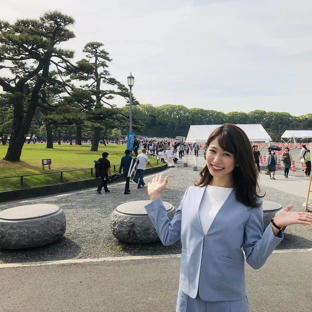 海老原優香さんのインスタグラム写真 - (海老原優香Instagram)「久々に晴れ間も見えました！  一般参賀を控えた皇居には、連日多くの方が訪れていました！  #皇居 #一般参賀 #ちゃっかり風邪引きました #この土日で治すぞ～」5月4日 15時46分 - ebioffi