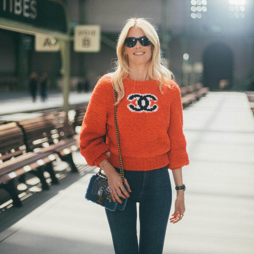 シャネルさんのインスタグラム写真 - (シャネルInstagram)「Model @ClaudiaSchiffer arrived at the Grand Palais for the #CHANELCruise 2019/20 show framed by the platforms and tracks of a Parisian train station setting. #CHANEL #ClaudiaSchiffer」5月4日 15時47分 - chanelofficial