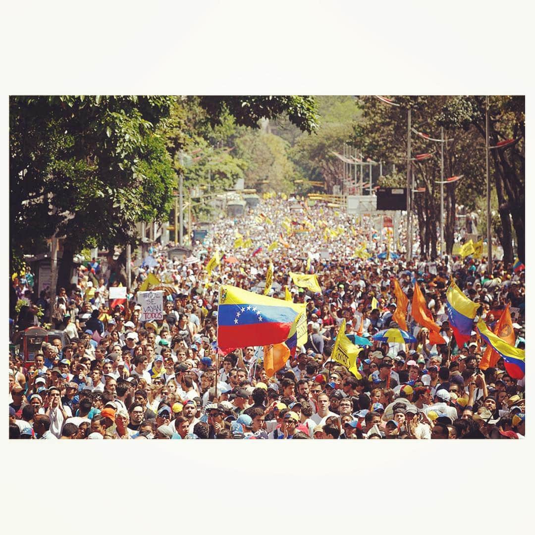 Caravanさんのインスタグラム写真 - (CaravanInstagram)「PEACE for Venezuela。  幼少期 暮らした国、  ベネズエラが壊れていく。  当時から治安は悪かったけど  思い出の詰まった大好きな国だ。  エンパナーダ食いながら歩いた  カラカスの大通りは、  パレードを制圧する武力衝突の舞台になり、  多数の負傷者、死者が出ていると聞く。  Caracas on my mind.  何も出来ないけど、いつも心の中にあるよ。  どうか平和を。  #prayforvenezuela」5月4日 10時28分 - caravan_harvest