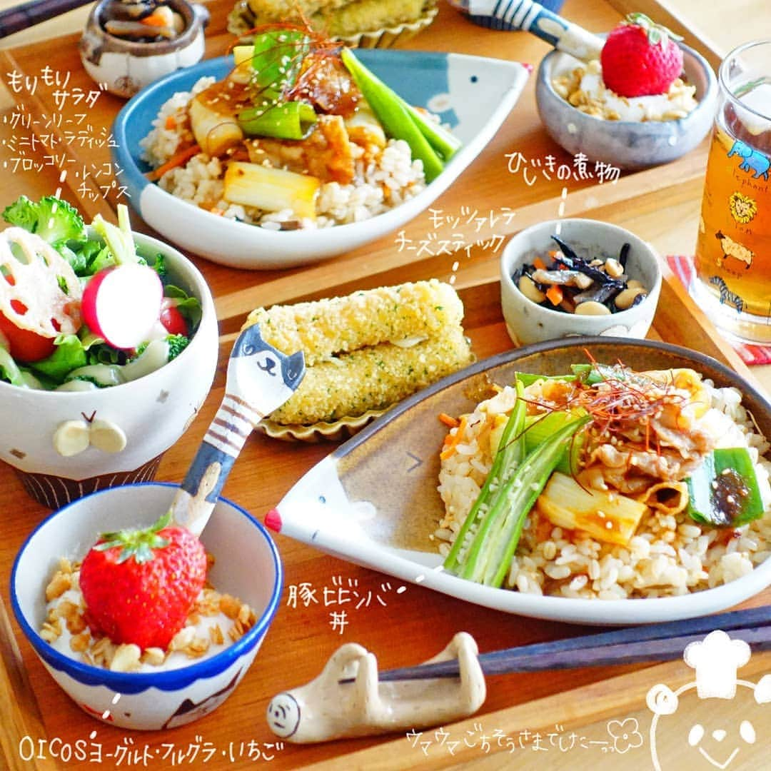 なっつ。さんのインスタグラム写真 - (なっつ。Instagram)「20195.4.saturday PUNICAFE LUNCH. ❁ある日のおうちごはん♬ #コストコ で買ってきた #チーズスティック と #ビビンバの素 を使って♡ ・豚ビビンバ丼 ・チーズスティック ・ひじきの煮物 ・もりもりサラダ ・ヨーグルト ❁ 笠間でお迎えした 新入りさんの器も使って お昼ご飯～♡ コストコのビビンバの素は 試食して美味しかったの♡ お野菜もたっぷり入っていて美味しい。 お野菜たちはごはんに混ぜ込んで  別でコチュジャンの素も入ってたので 豚バラと九条ネギをコチュジャンで 炒めてのっけてみました♪ うむ！美味しい😊 もち麦もコストコで大容量の物を 毎回買って使ってます♪ . . チーズスティックー🙌 チーズドックのミニチュア版ですね♡ 気軽にいつでの食べられるの嬉しい。 大好きなんです🥰 なくなったら絶対また買うな♡ ごちそうさまでした♡ ・ ・ ・ #costco#なっつごはん🍚#なっつのコストコ購入品#なっつの絵日記」5月4日 10時23分 - punipopo