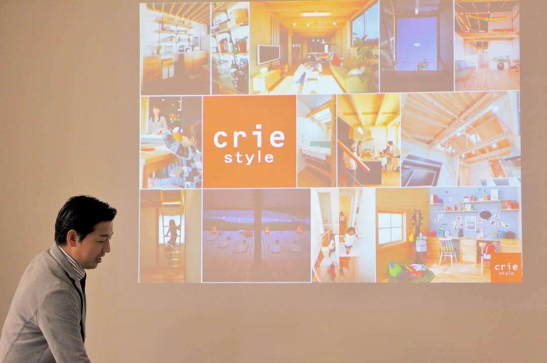 crie style クリエすずき建設さんのインスタグラム写真 - (crie style クリエすずき建設Instagram)「昨日パレット柏にて 、 『豊かな未来と住まいづくりセミナー ～築30年 の我が家  建て替えるか？リフォームか？』 が開催されました💡 講師を務める 代表鈴木の話しに、 関心を持って耳を傾けてくださるお客さま。  セミナーでは、建替え・リフォームのことはもちろん、  数十年後の日本の将来に関することなど、 “今”知っておきたい情報が満載✒️ セミナーは、今後も定期開催してまいりますので、 是非お気軽にご参加くださいませ( ˘ω˘ ) ＊セミナー情報は、クリエHPやSNS等でご案内してまいります。 (広報 丸山)  #柏暮らしまもり隊 #住まいづくりセミナー#セミナー #建て替え#マイホーム #人生100年時代#アクティブシニア #資金計画#パレット柏 #戸建て#注文住宅 #バリアフリー#セカンドライフ #ユニバーサルデザイン #新築#リノベーション#リフォーム #ライフスタイル#住まいづくり #楽しく人生をデザイン#criestyle #クリエスタイル#crie#クリエ #すずき建設#クリエすずき建設 #クリエすずき#工務店 #柏市#柏」5月4日 10時39分 - crie_style