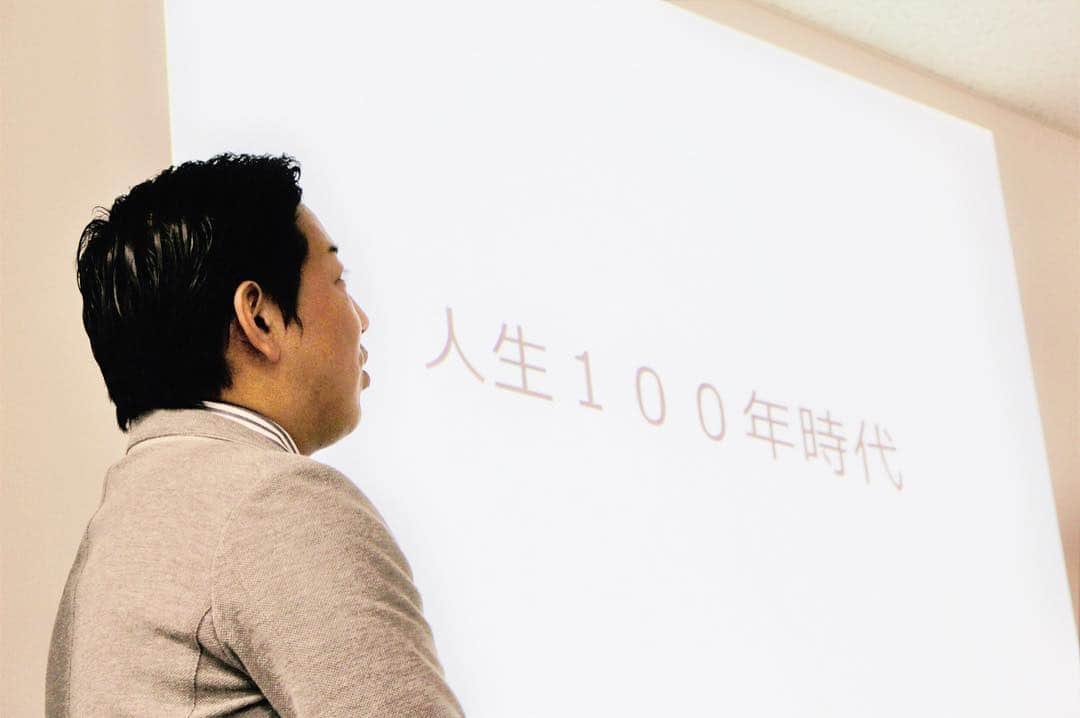crie style クリエすずき建設さんのインスタグラム写真 - (crie style クリエすずき建設Instagram)「昨日パレット柏にて 、 『豊かな未来と住まいづくりセミナー ～築30年 の我が家  建て替えるか？リフォームか？』 が開催されました💡 講師を務める 代表鈴木の話しに、 関心を持って耳を傾けてくださるお客さま。  セミナーでは、建替え・リフォームのことはもちろん、  数十年後の日本の将来に関することなど、 “今”知っておきたい情報が満載✒️ セミナーは、今後も定期開催してまいりますので、 是非お気軽にご参加くださいませ( ˘ω˘ ) ＊セミナー情報は、クリエHPやSNS等でご案内してまいります。 (広報 丸山)  #柏暮らしまもり隊 #住まいづくりセミナー#セミナー #建て替え#マイホーム #人生100年時代#アクティブシニア #資金計画#パレット柏 #戸建て#注文住宅 #バリアフリー#セカンドライフ #ユニバーサルデザイン #新築#リノベーション#リフォーム #ライフスタイル#住まいづくり #楽しく人生をデザイン#criestyle #クリエスタイル#crie#クリエ #すずき建設#クリエすずき建設 #クリエすずき#工務店 #柏市#柏」5月4日 10時39分 - crie_style
