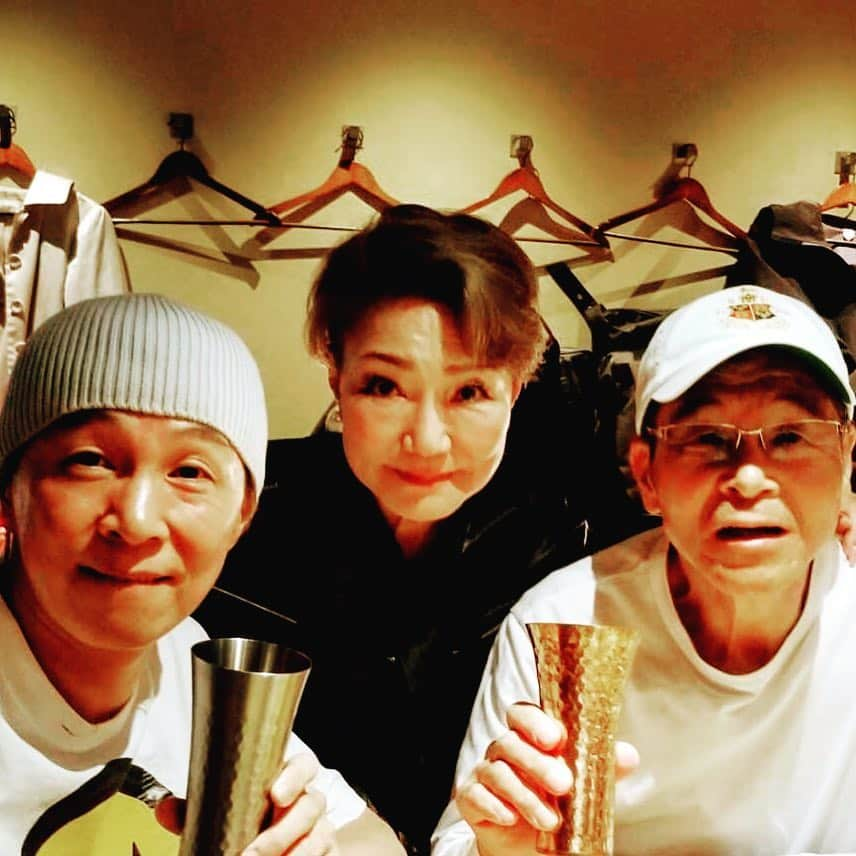 アキ（荒木良明）さんのインスタグラム写真 - (アキ（荒木良明）Instagram)「昨晩、寛平さんに美味しい美味しい焼き鳥屋さんに連れていってもらいました。寛平さん。由美姉さん。谷崎。マネージャー。僕。毎日、出演の先輩方、仲間から、スタッフから、舞台から、お客様さまから、様々からパワーチャージさせてもらう。感謝。今日も舞台楽しんできまーす。貴重なゴールデンウィークに皆さん来てくださってるのだから、うーっがんばるぞー。  #東京グランド花月 #吉本新喜劇 #新喜劇アキ #水玉れっぷう隊 #スパッツおっさん」5月4日 10時44分 - mizutamareppuaki