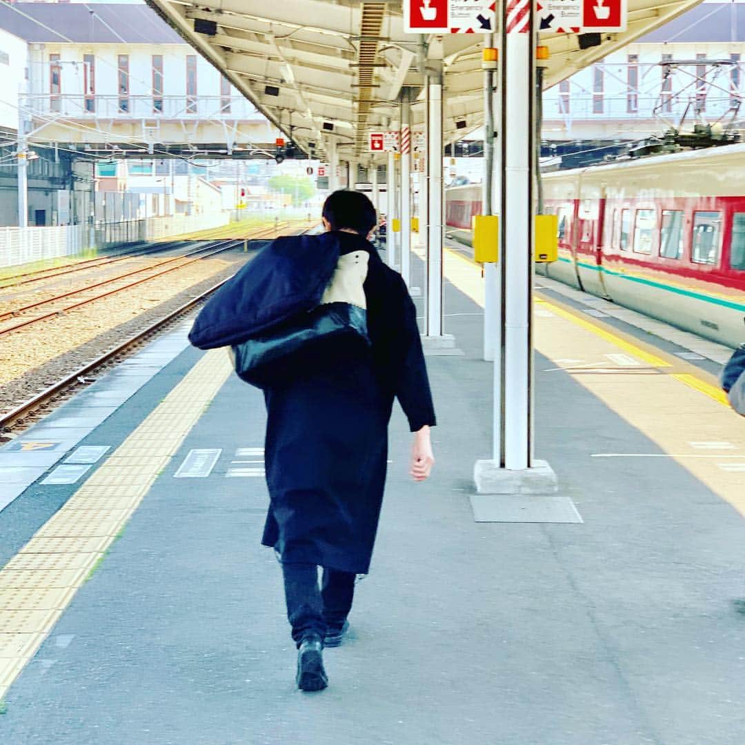 品川祐さんのインスタグラム写真 - (品川祐Instagram)「今日の岡山は暑いのに、庄司がカッコつけて黒いコートを着ていた。 普段は裸で仕事してるのにね。 本当は寒がりなんだね。」5月4日 10時49分 - shinashina0426